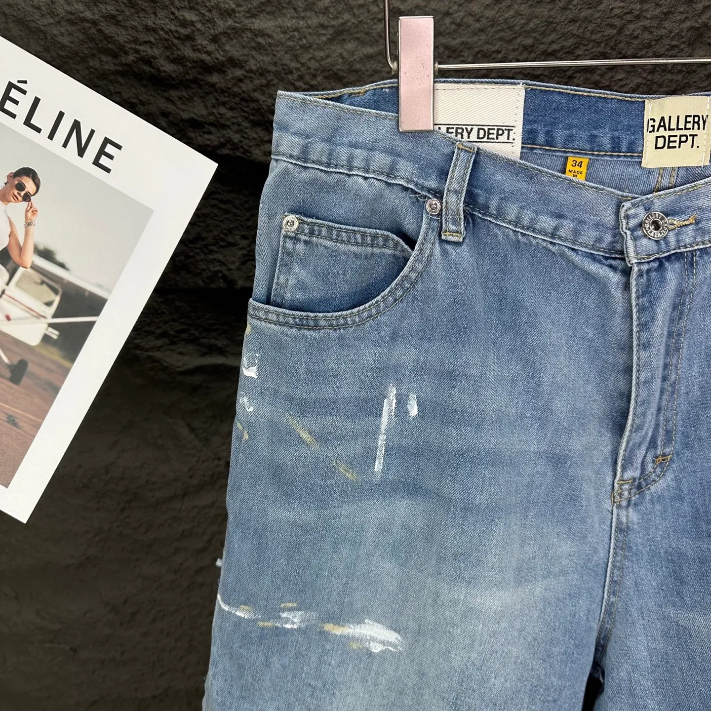 P200 GALLERY DEPT. 2025 new knife-cut splicing hand-painted couple style washed loose denim shorts 🔥High version🔥High version🔥 Top ceiling quality Styles with different washed textures are very friendly to people with thin legs and thick legs. The straight version is very flattering to the leg shape. Moderate length that never goes out of style, easy to match with casually, basic styling for various styles, a must-have in the wardrobe! The fabric is stiff but also makes the upper body soft without losing texture. The washing process is even more perfect. It is a must-have item for everyone! ! ! Washed wheat, hang tag, pants label, complete with three labels Color: light blue Size: 28, 30, 32, 34, 36 (five sizes)